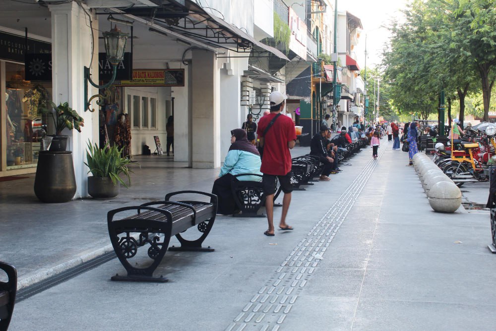 Jogja little singapore mimpi siang hari atau upaya lari dari persoalan hakiki catrawarta