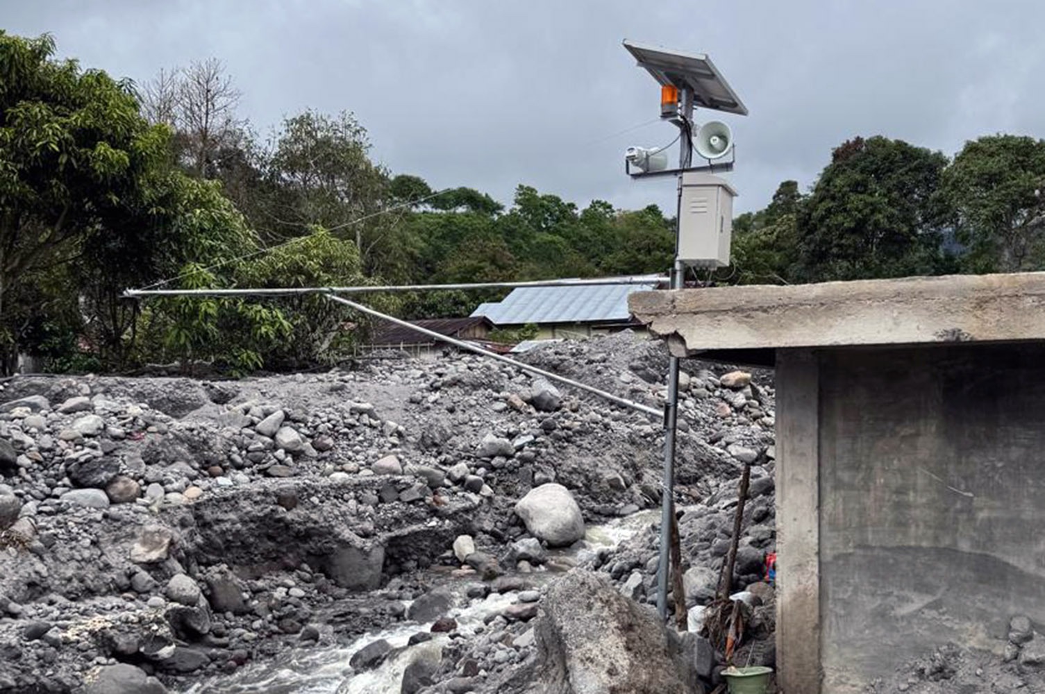 Ugm pasang alat deteksi banjir catrawarta