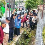 Walikota hasto wardoyo bersama warga membersihkan jalan dan trotoar