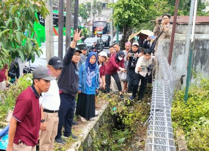 Walikota Hasto Wardoyo bersama warga membersihkan jalan dan trotoar