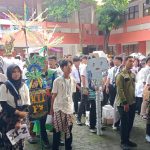 Para siswa saat mengikuti kirab budaya tematik dan pesta seni