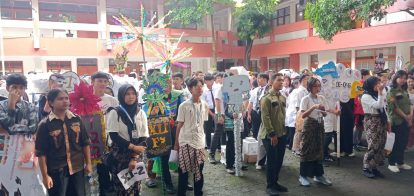 Para siswa saat mengikuti kirab budaya tematik dan pesta seni