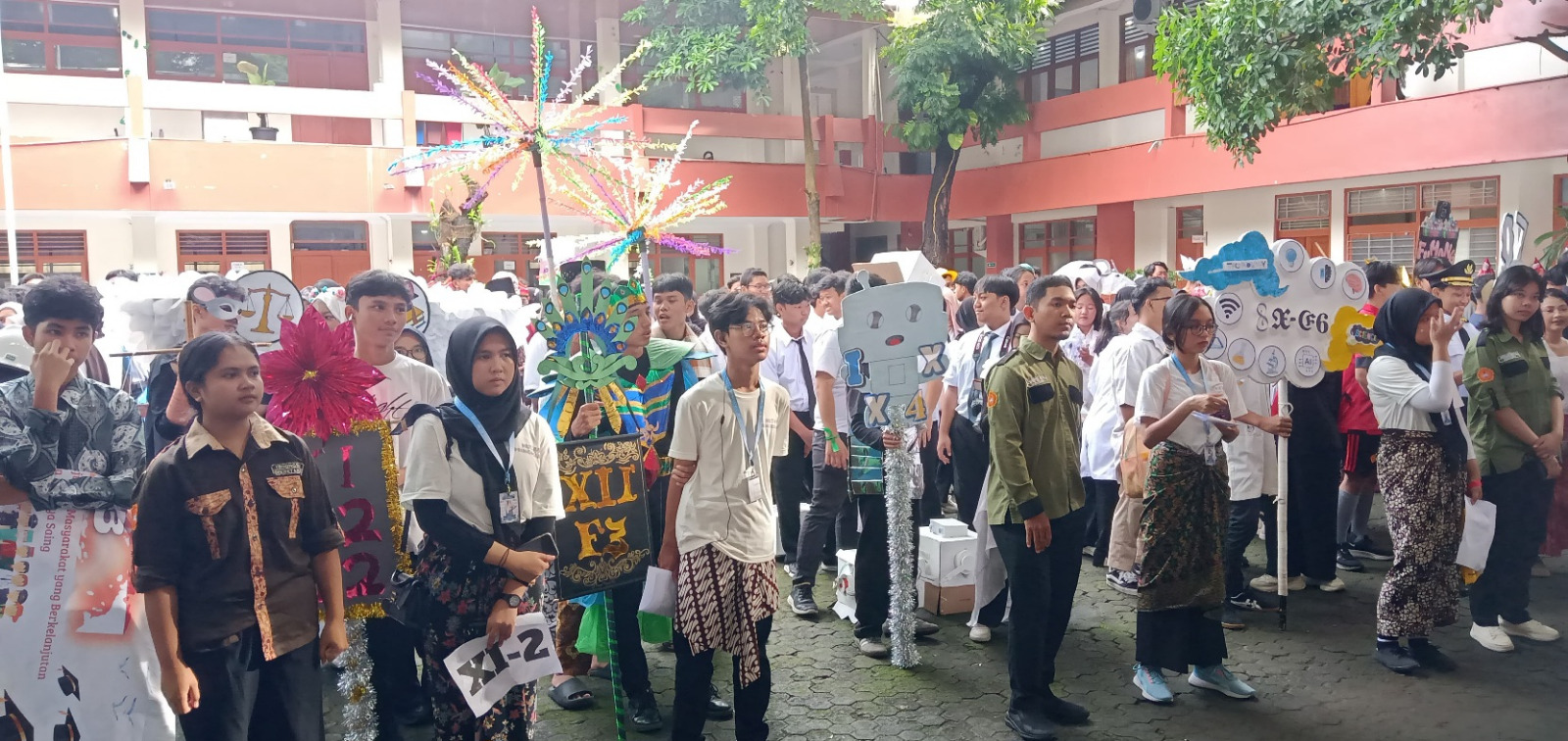 Para siswa saat mengikuti kirab budaya tematik dan pesta seni