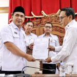 Wagub jateng taj yasin menyerahkan sk plt bupati pati kepada wakil bupati risma adhi candra