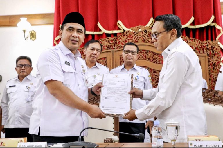 Wagub Jateng Taj Yasin menyerahkan SK Plt Bupati Pati kepada Wakil Bupati Risma Adhi Candra