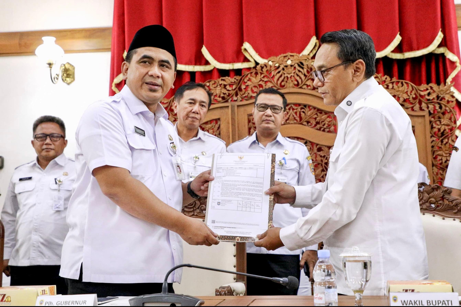 Wagub jateng taj yasin menyerahkan sk plt bupati pati kepada wakil bupati risma adhi candra