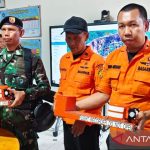 Tim sar gabungan membawa paket kotak hitam pesawat atr 42 500 yang diyakini sebagai black box sumber  antara