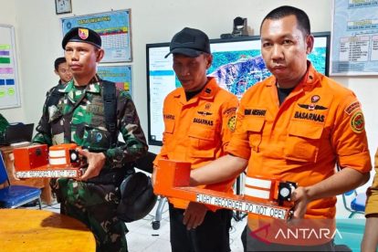 Tim SAR gabungan membawa paket kotak hitam pesawat ATR 42-500 yang diyakini sebagai black box (Sumber : Antara)