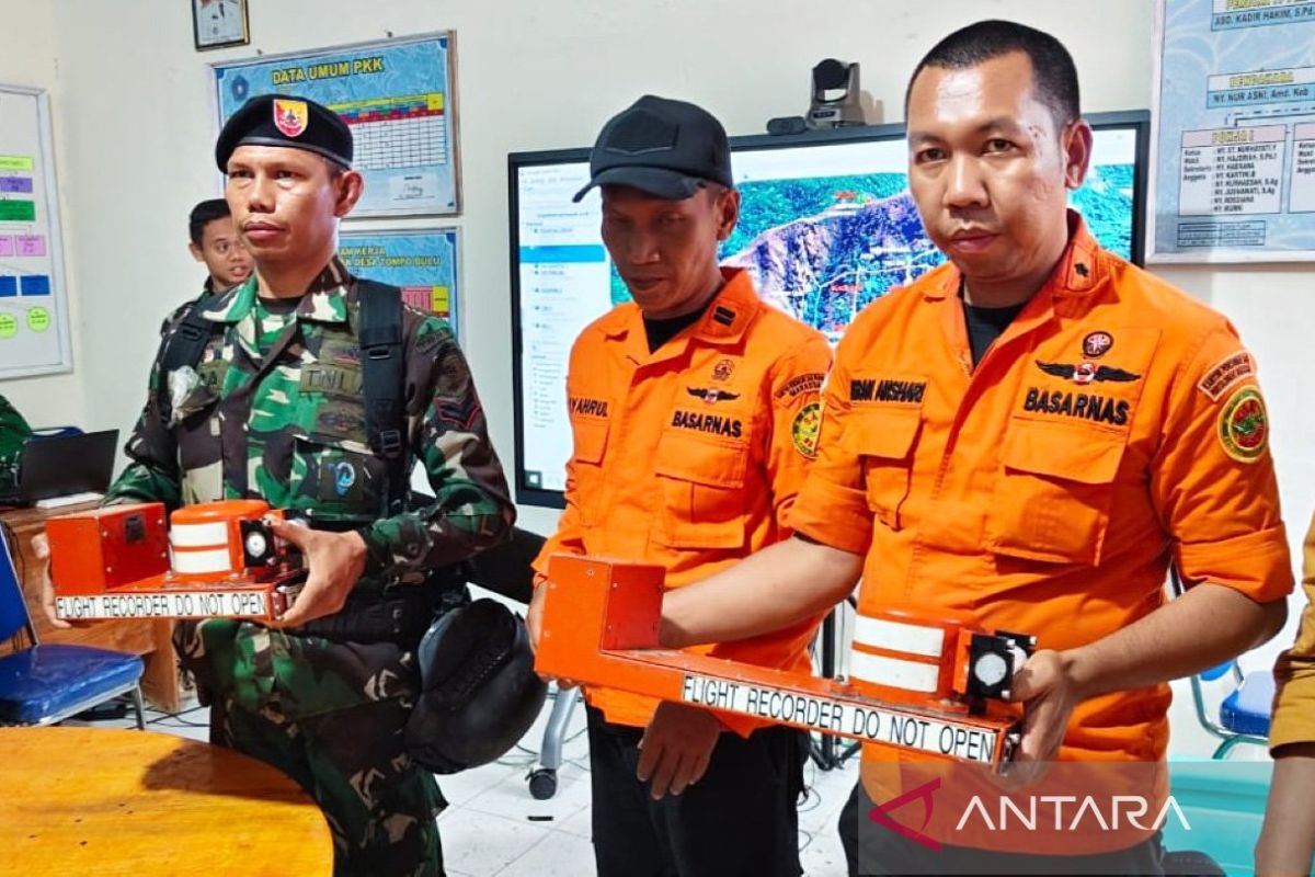 Tim sar gabungan membawa paket kotak hitam pesawat atr 42500 yang diyakini sebagai black box sumber antara catrawarta Tim sar gabungan membawa paket kotak hitam pesawat atr 42 500 yang diyakini sebagai black box sumber antara