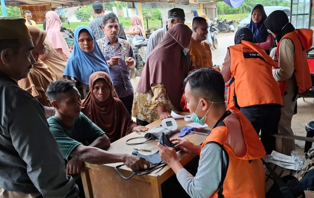 Cek kesehatan tim kesehatan ugm memeriksa masyarakat yang terdampak bencana foto dok ugm