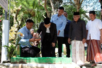 Kh maruf amin saat berziarah di makam kiai subchi di parakan temanggung