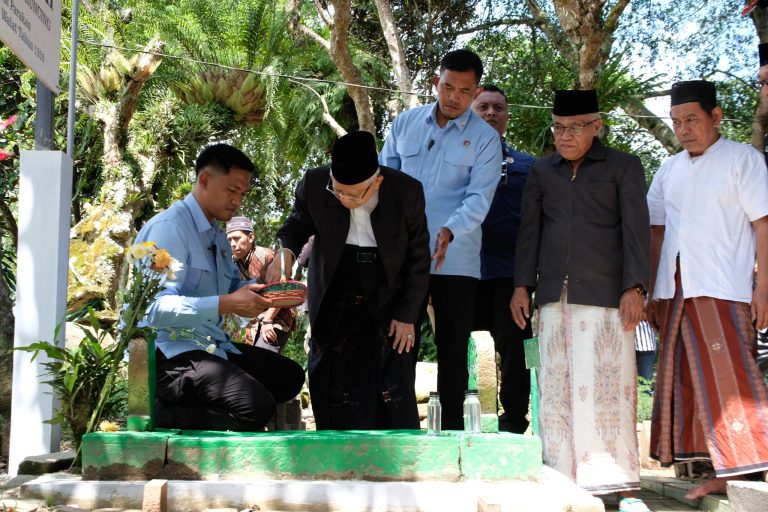 KH Ma’ruf Amin saat berziarah di makam Kiai Subchi di Parakan Temanggung