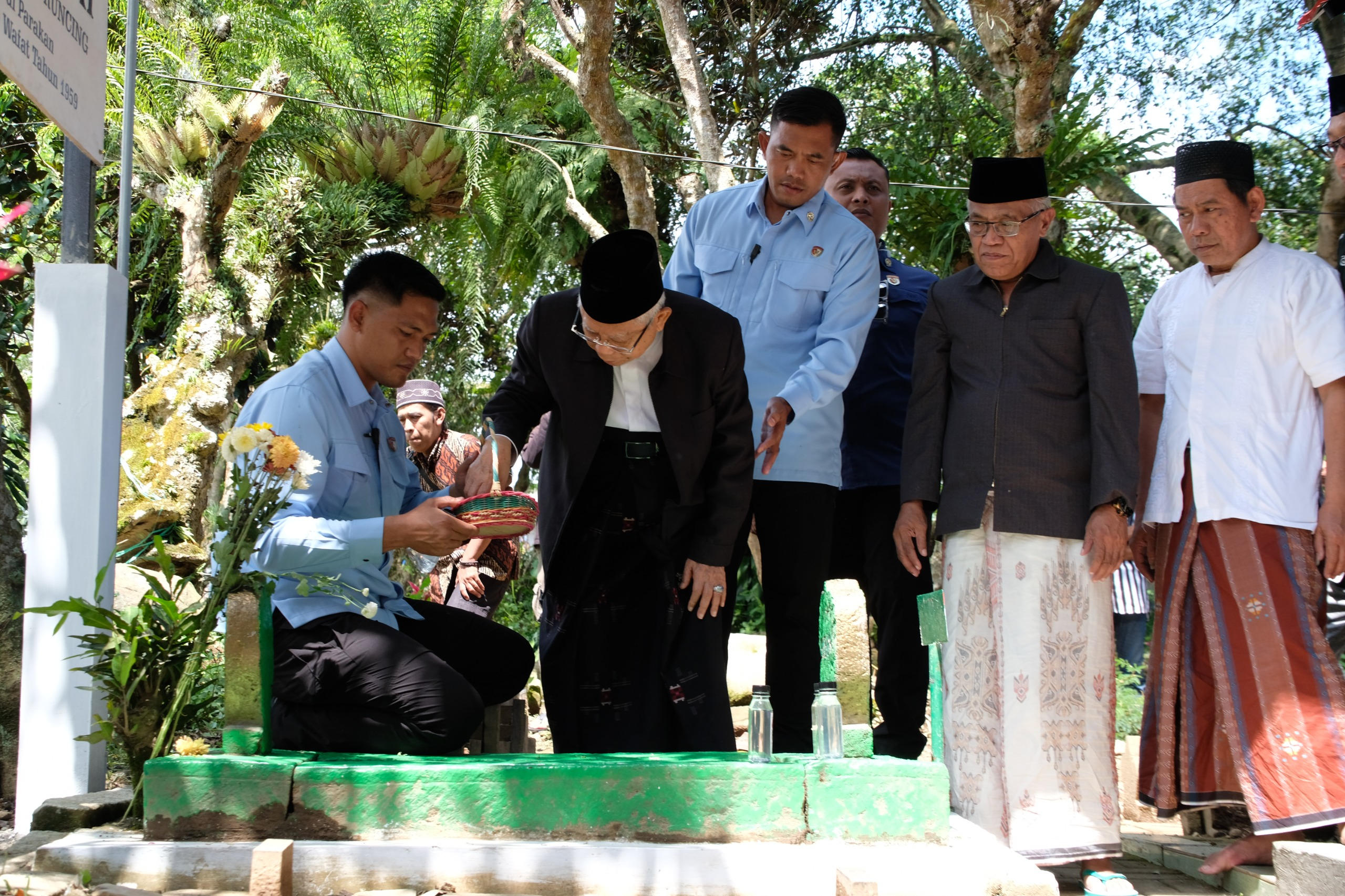 Kh maruf amin saat berziarah di makam kiai subchi di parakan temanggung