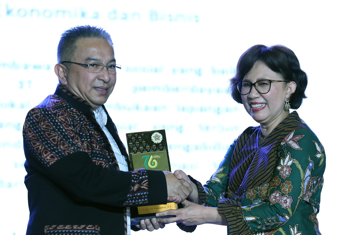 Robert p fanggidae menerima penghargaan dari rektor prof ova emilia catrawarta