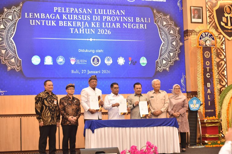 Pelepasan lulusan lembaga kursus untuk bekerja di luar negeri.