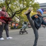 Wisatawan mancanegara mencoba permainan menendang kok shuttlecock di beijing pada 11 november 2025 Foto vcg
