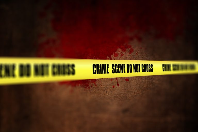 Ilustrasi garis polisi di lokasi kejadian perkara. Kasus dugaan penganiayaan oleh anggota Brimob yang menewaskan seorang siswa di Maluku Tenggara kembali memicu sorotan terhadap penggunaan kekuatan aparat dan evaluasi psikologi internal kepolisian.