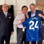 Presiden prabowo subianto menerima jersey bertanda tangan kapten chelsea fc reece james dari pemilik klub todd boehly dalam pertemuan bersama sejumlah pengusaha global di washington dc amerika serikat