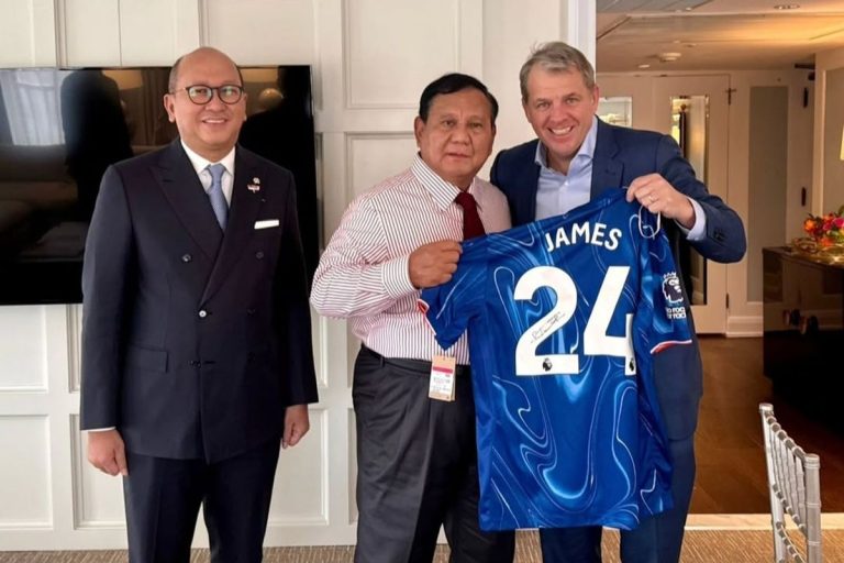 Presiden Prabowo Subianto menerima jersey bertanda tangan kapten Chelsea FC, Reece James, dari pemilik klub Todd Boehly dalam pertemuan bersama sejumlah pengusaha global di Washington DC, Amerika Serikat.