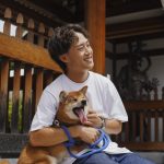 Pemilik hewan peliharaan menghabiskan waktu bersama anjingnya sebagai bentuk kasih sayang dalam peringatan national love your pet day yang mencerminkan perubahan relasi manusia dan hewan sebagai bagian dari keluarga di ruang urban