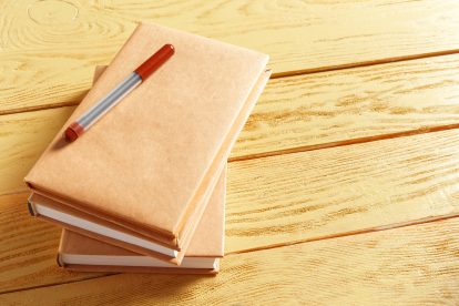 Sebuah buku tulis dan pulpen semestinya menjadi simbol harapan. Namun ketika kebutuhan paling dasar saja sulit terpenuhi, yang dipertaruhkan bukan sekadar proses belajar—melainkan rasa aman dan martabat seorang anak.