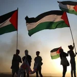 Sejumlah warga mengibarkan bendera palestina sebagai simbol solidaritas terhadap konflik di gaza di tengah wacana pengiriman pasukan perdamaian indonesia dalam misi international stabilization force isf