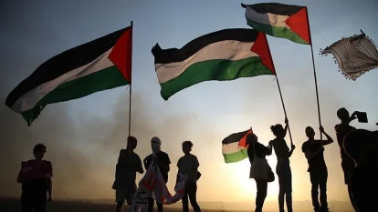 Sejumlah warga mengibarkan bendera Palestina sebagai simbol solidaritas terhadap konflik di Gaza, di tengah wacana pengiriman pasukan perdamaian Indonesia dalam misi International Stabilization Force (ISF).