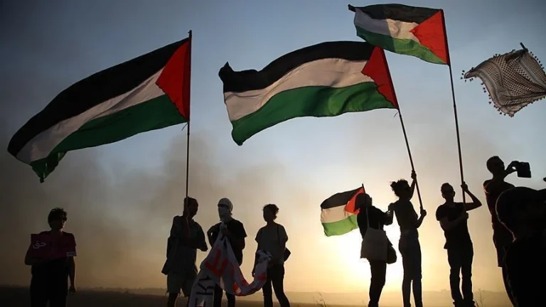 Sejumlah warga mengibarkan bendera Palestina sebagai simbol solidaritas terhadap konflik di Gaza, di tengah wacana pengiriman pasukan perdamaian Indonesia dalam misi International Stabilization Force (ISF).