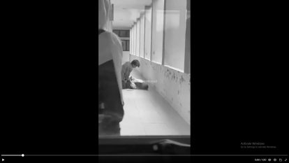 Potongan gambar video yang menampilkan pembacokan di depan ruang sidang UIN Suska Riau, Kamis, 26 Februari 2026.