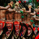 Masyarakat papua menggunakan pakaian adat