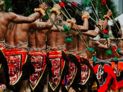 Masyarakat Papua Menggunakan Pakaian Adat