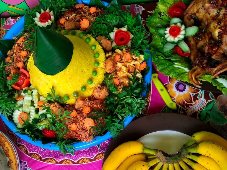 Tumpeng sebagai hidangan utama dalam tradisi slametan tidak hanya berfungsi sebagai makanan bersama, tetapi juga simbol syukur, harmoni, dan kohesi sosial yang kini didorong masuk ke dalam ekosistem ekonomi kreatif.