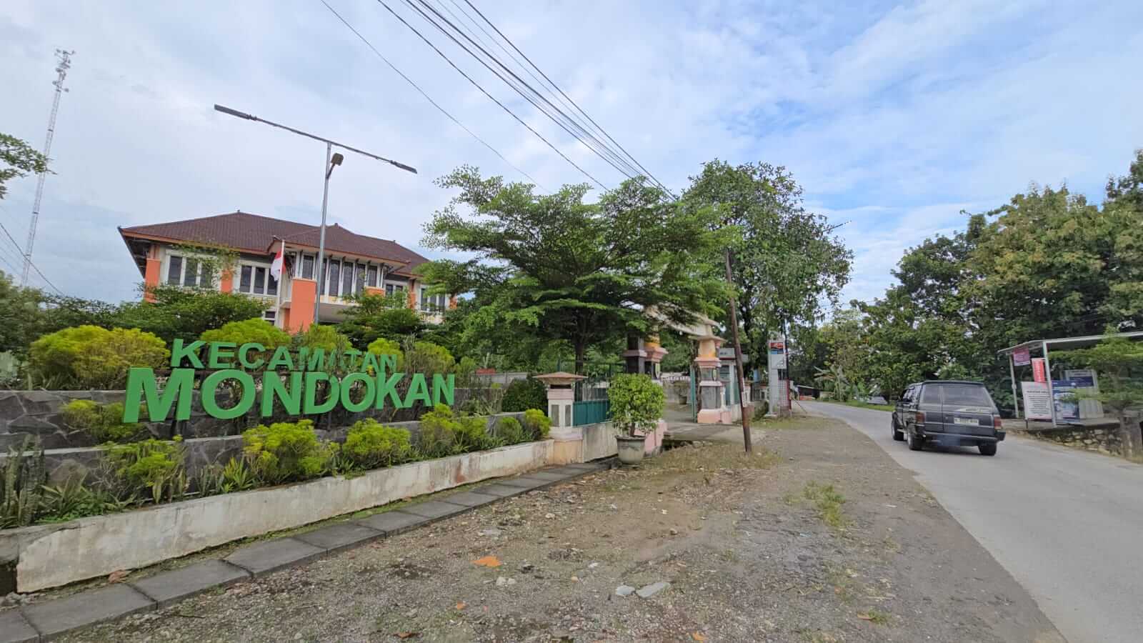 Kantor kecamatan mondokan catrawarta