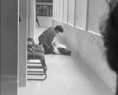 Potongan gambar video yang menampilkan pembacokan di depan ruang sidang UIN Suska Riau, Kamis, 26 Februari 2026.