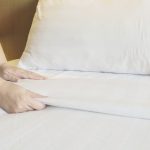 Ilustrasi merapikan tempat tidur