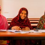 Pelajar di nouakchott mengikuti tradisi mahadrah di mauritania tempat hafalan al quran tidak hanya menjadi praktik keagamaan tetapi juga penanda martabat dan struktur penghargaan sosial dalam komunitas