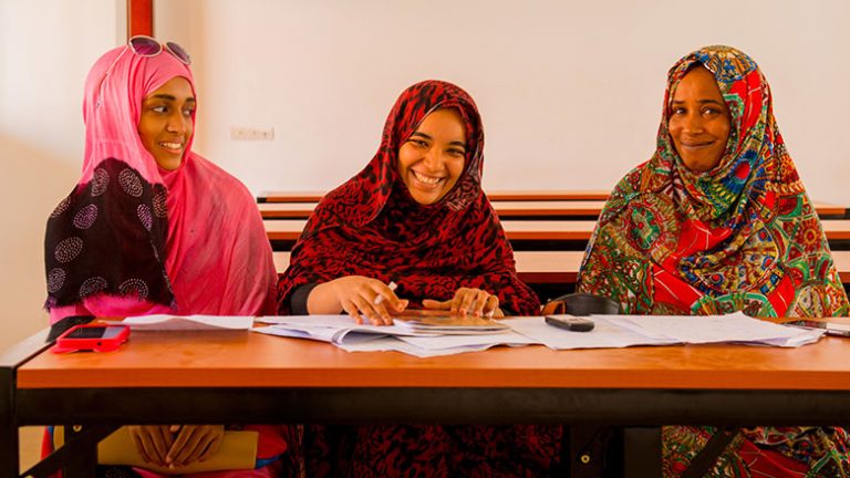 Pelajar di Nouakchott mengikuti tradisi mahadrah di Mauritania, tempat hafalan Al-Qur’an tidak hanya menjadi praktik keagamaan, tetapi juga penanda martabat dan struktur penghargaan sosial dalam komunitas.