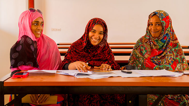 Pelajar di nouakchott mengikuti tradisi mahadrah di mauritania tempat hafalan al quran tidak hanya menjadi praktik keagamaan tetapi juga penanda martabat dan struktur penghargaan sosial dalam komunitas