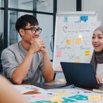 Ilustrasi sejumlah profesional muda berdiskusi dalam rapat tim di ruang kerja modern Fenomena conscious unbossing menunjukkan pergeseran cara gen z memaknai karierlebih memilih kolaborasi dan pengembangan keahlian dibanding jabatan struktural