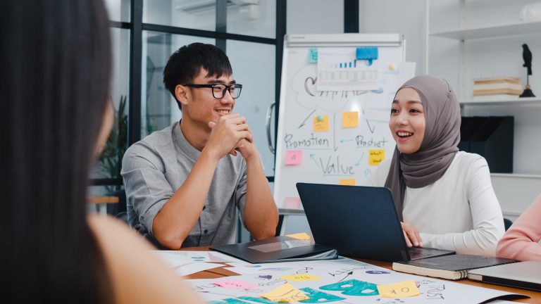 Ilustrasi: Sejumlah profesional muda berdiskusi dalam rapat tim di ruang kerja modern. Fenomena *conscious unbossing* menunjukkan pergeseran cara Gen Z memaknai karier—lebih memilih kolaborasi dan pengembangan keahlian dibanding jabatan struktural.