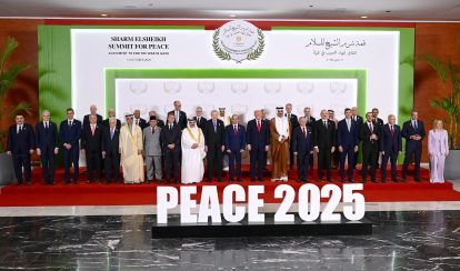 Para pemimpin dunia berfoto bersama dalam Sharm El-Sheikh Summit for Peace yang membahas upaya penghentian konflik di Gaza, dengan simbol “Peace 2025” di depan panggung utama sebagai penanda komitmen diplomasi global menuju stabilitas kawasan.