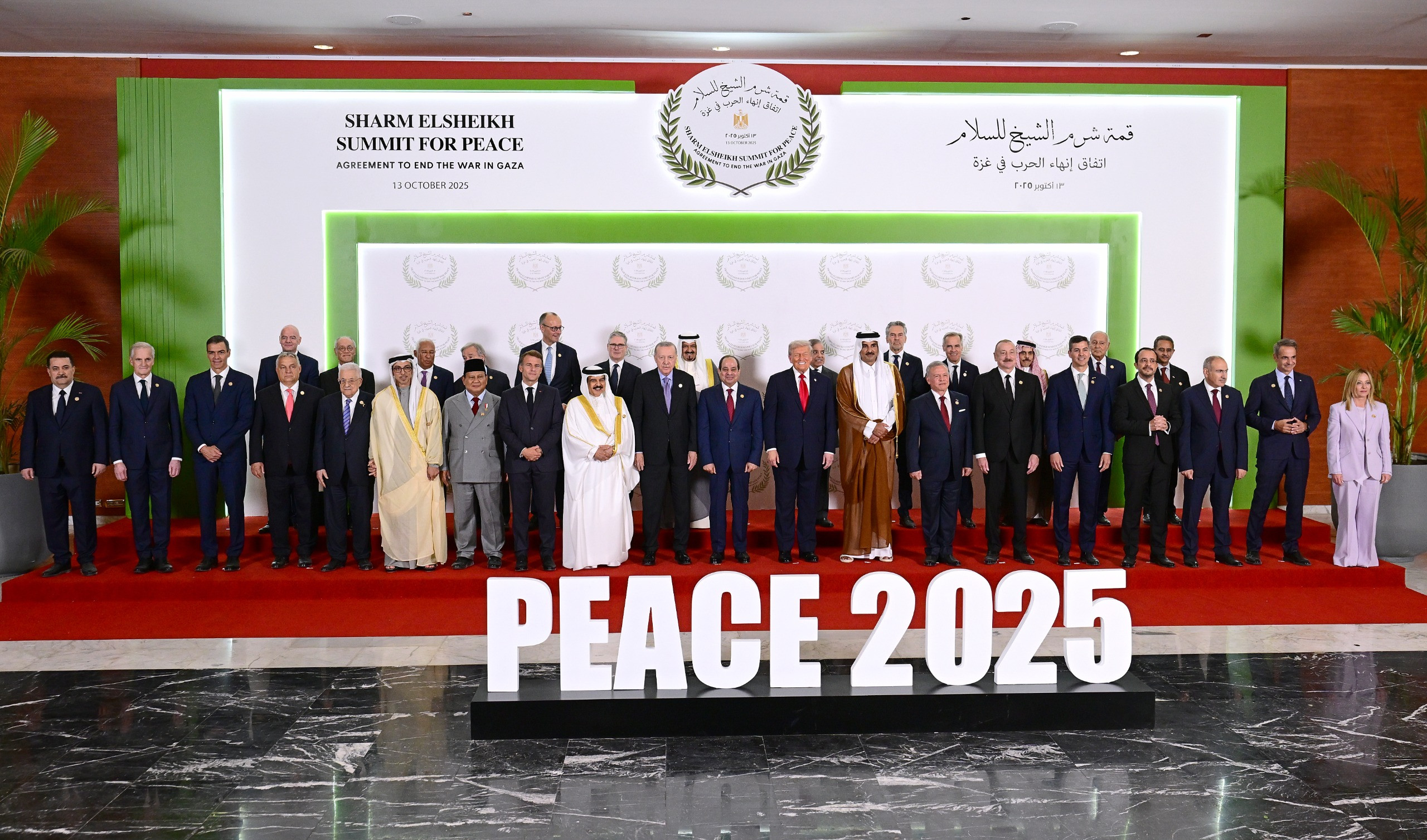 Para pemimpin dunia berfoto bersama dalam sharm elsheikh summit for peace yang membahas upaya penghentian konflik di gaza dengan simbol peace 2025 di depan panggung utama sebagai penanda komitmen diplomasi global menuju stabilitas kawasan catrawarta Para pemimpin dunia berfoto bersama dalam sharm el sheikh summit for peace yang membahas upaya penghentian konflik di gaza dengan simbol peace 2025 di depan panggung utama sebagai penanda komitmen diplomasi global menuju stabilitas kawasan