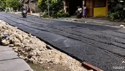 Pembangunan jalan kabupaten di Kecamatan Jepon, Blora, yang masih dalam tahap pengecoran menjadi sorotan setelah seorang warga dilaporkan ke polisi karena diduga menerobos cor yang belum kering.