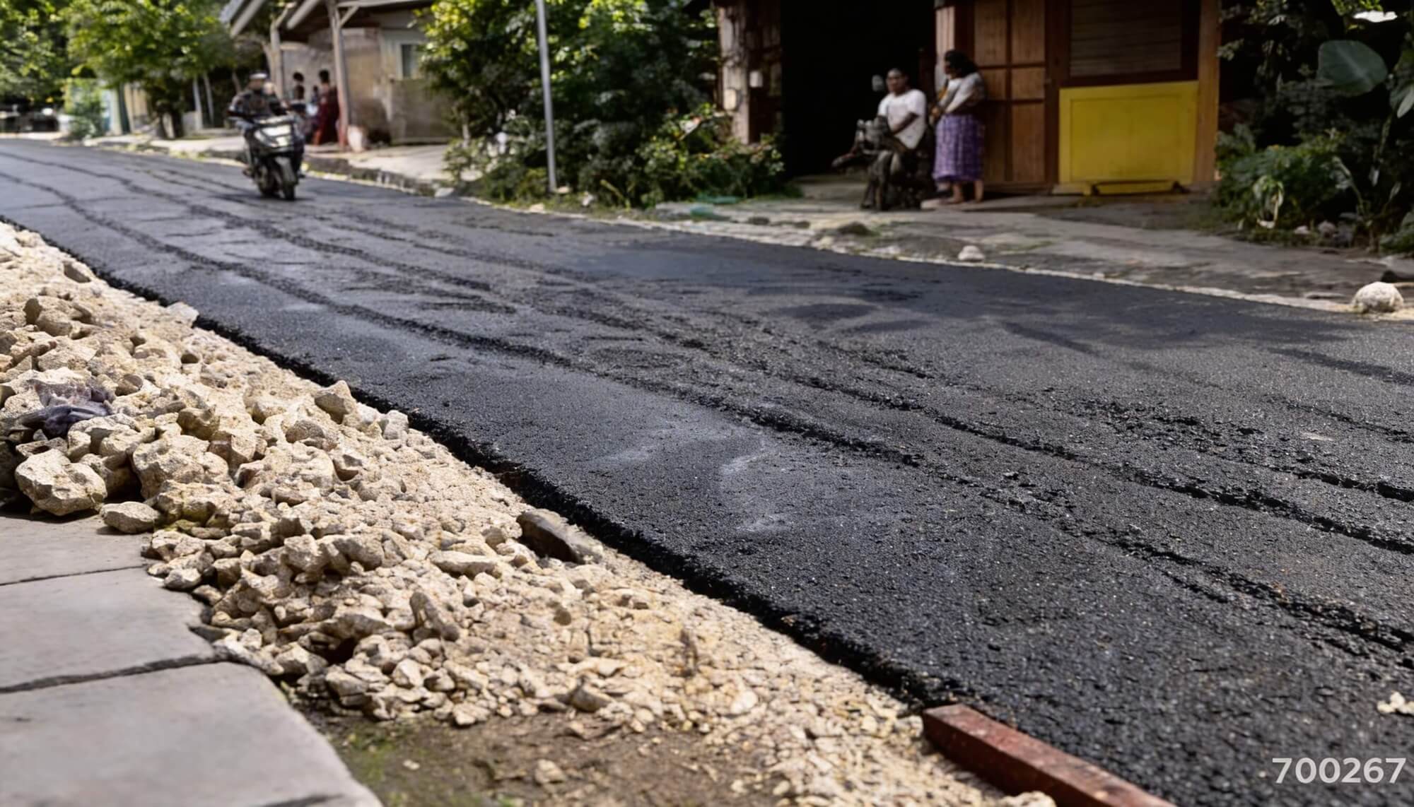 Pembangunan jalan kabupaten di kecamatan jepon blora yang masih dalam tahap pengecoran menjadi sorotan setelah seorang warga dilaporkan ke polisi karena diduga menerobos cor yang belum kering