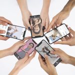 Ilustrasi sejumlah individu mengakses media sosial melalui ponsel mencerminkan bagaimana ruang digital menjadi tempat ekspresi sekaligus ruang publik di mana kehidupan pribadi dapat dilihat dan dinilai oleh banyak orang