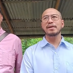 Pandji pragiwaksono kanan saat berdialog dengan tokoh masyarakat di toraja momen yang menandai pertemuan antara humor populer dan sensitivitas budaya lokal
