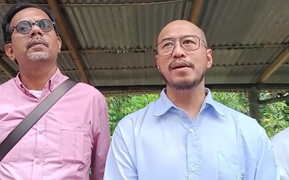 Pandji Pragiwaksono (kanan) saat berdialog dengan tokoh masyarakat di Toraja, momen yang menandai pertemuan antara humor populer dan sensitivitas budaya lokal.