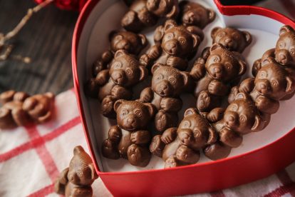 Hadiah manis seperti cokelat karakter dan kemasan berbentuk hati kerap hadir setiap Valentine, menandai bagaimana ekspresi cinta semakin lekat dengan produk dan belanja.