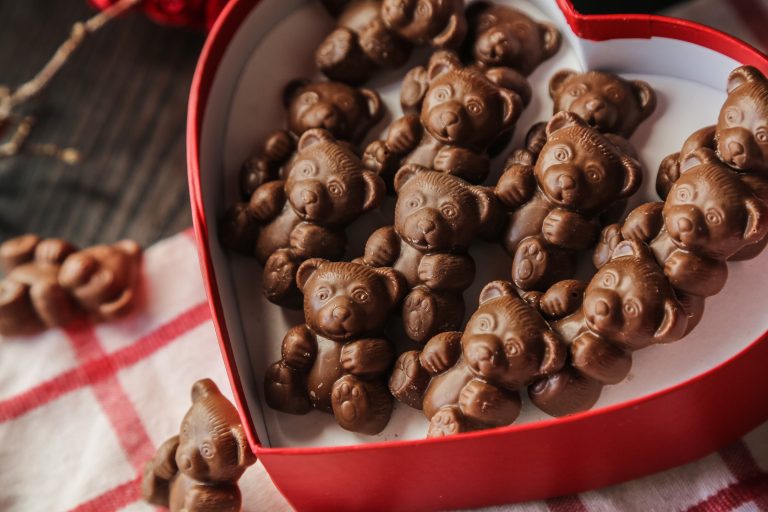 Hadiah manis seperti cokelat karakter dan kemasan berbentuk hati kerap hadir setiap Valentine, menandai bagaimana ekspresi cinta semakin lekat dengan produk dan belanja.