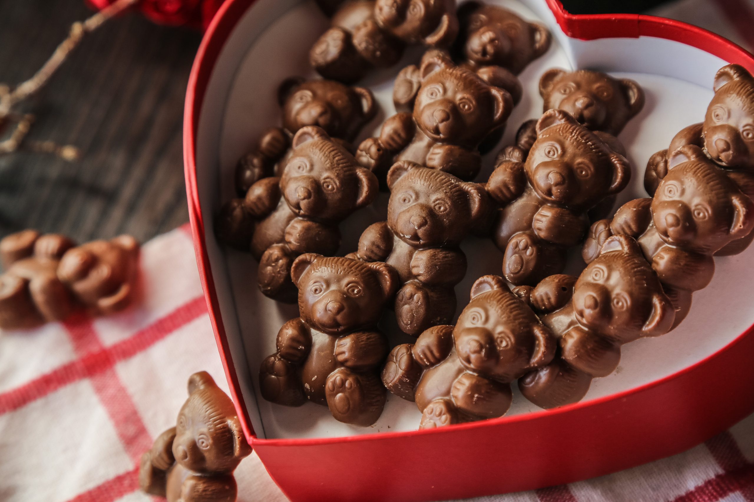 Hadiah manis seperti cokelat karakter dan kemasan berbentuk hati kerap hadir setiap valentine menandai bagaimana ekspresi cinta semakin lekat dengan produk dan belanja catrawarta Hadiah manis seperti cokelat karakter dan kemasan berbentuk hati kerap hadir setiap valentine menandai bagaimana ekspresi cinta semakin lekat dengan produk dan belanja